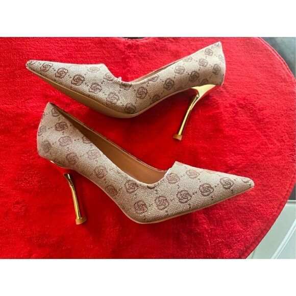 Beautiful tan/brown flower printed pumps with gold heel. - Picture 3 of 14